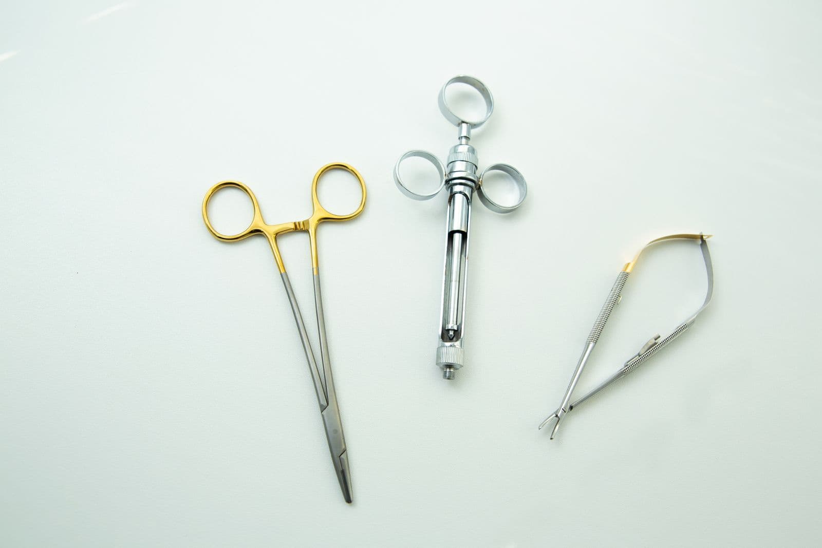 Des instruments de chirurgie posés sur un fond clair