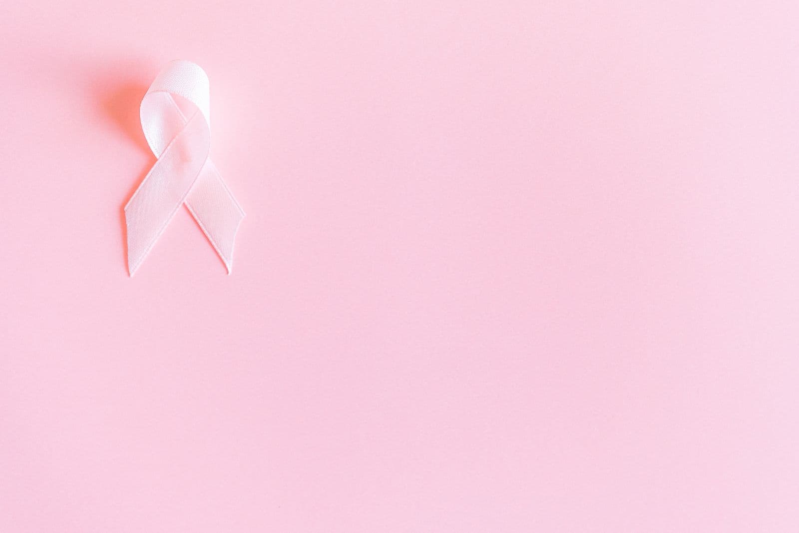 Un ruban rose, symbole du dépistage du cancer du sein