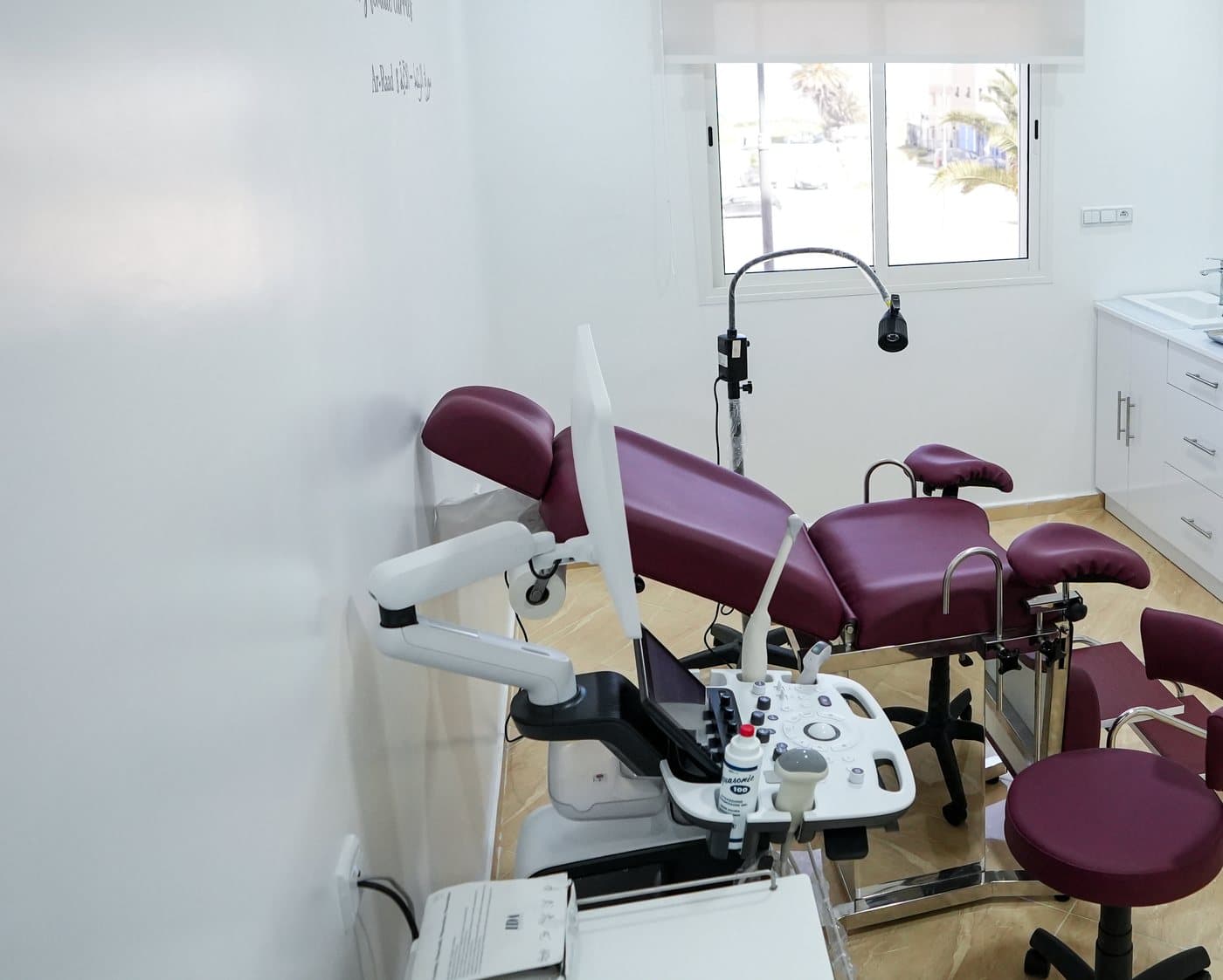Le fauteuil d'examen et l'échographe, salle de consultation du cabinet